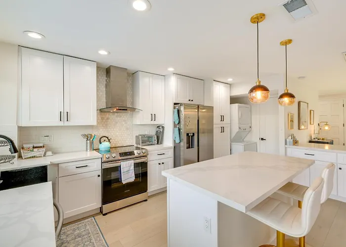 2 Mi To Old Town! Dog-friendly W/ Pool Holiday home *